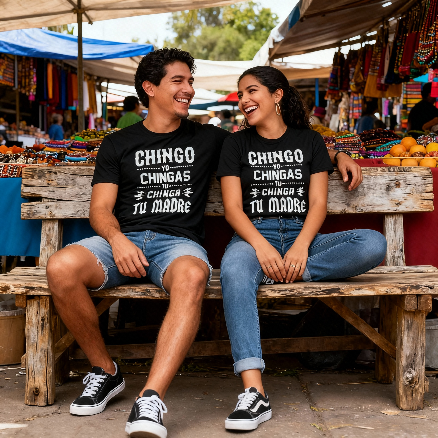 Pareja sonriendo con la playera oficial de Molotov "Chingo yo, chingas tú", diseño tipográfico frontal en blanco sobre negro para el tour de 30 aniversario.