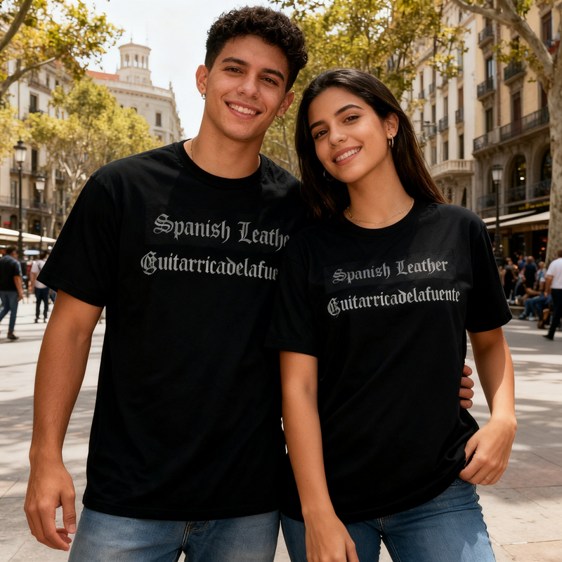 Pareja vistiendo la playera oficial negra de Guitarricadelafuente con el diseño tipográfico "Spanish Leather" en el pecho.