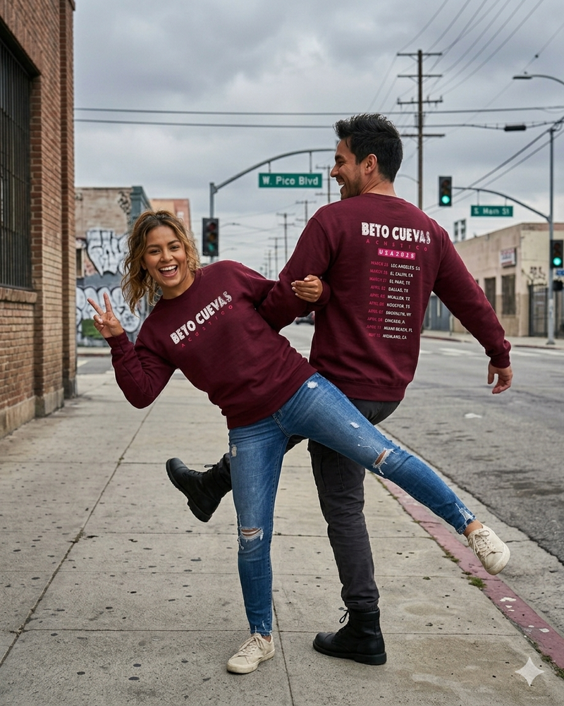 Pareja vistiendo el crewneck oficial de Beto Cuevas Acústico Tour USA 2026; la mujer muestra el diseño frontal y el hombre el arte con fechas en la espalda.