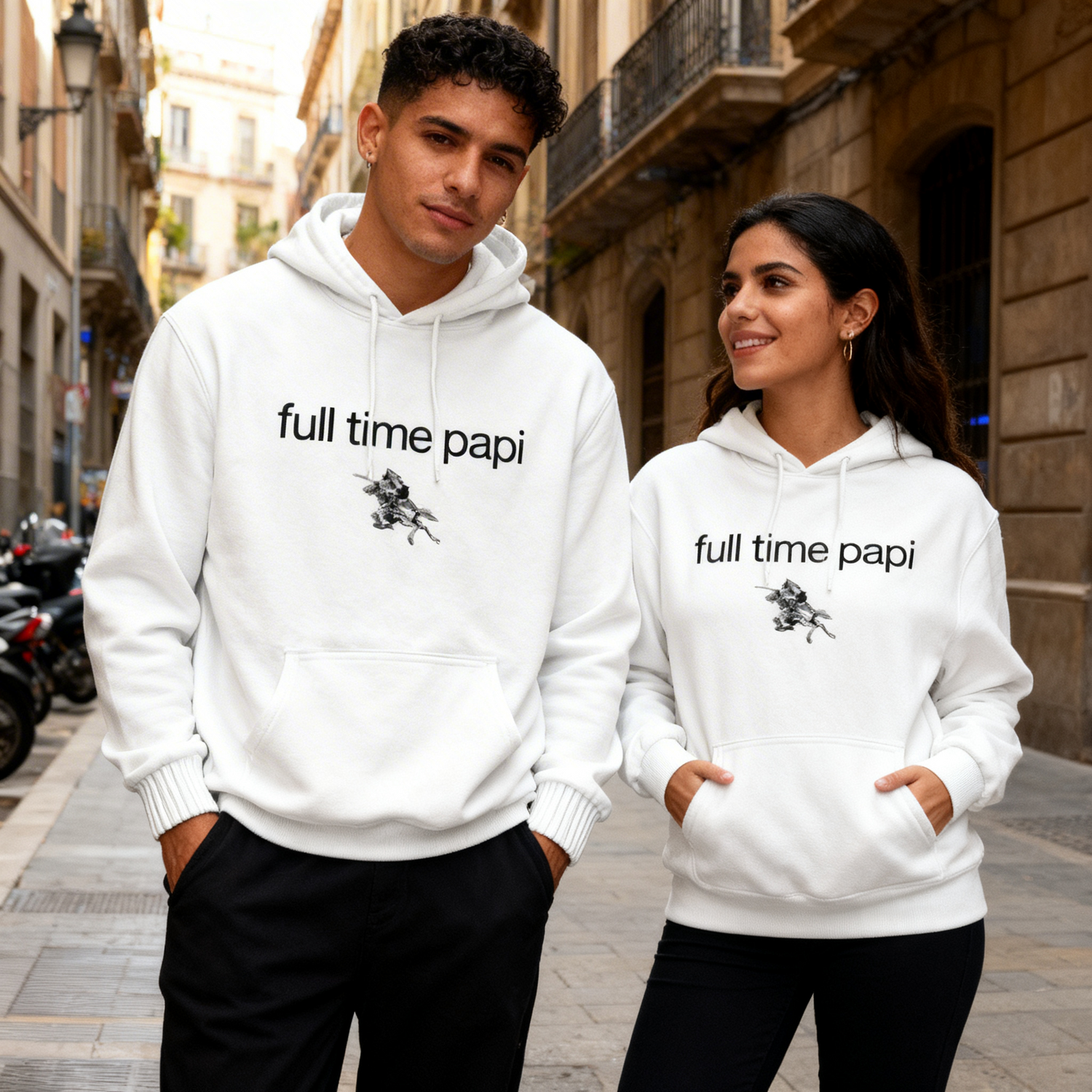 Pareja vistiendo la sudadera oficial "Full time papi" de Guitarricadelafuente, mostrando el diseño frontal completo en color negro.