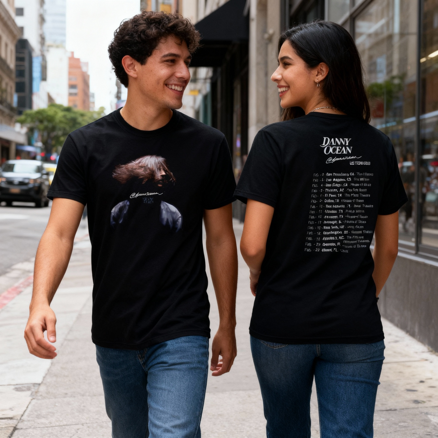 Pareja usando la playera oficial de Danny Ocean; el hombre muestra el diseño gráfico frontal y la mujer el listado de fechas de la gira US Danocean 2023 en la espalda.