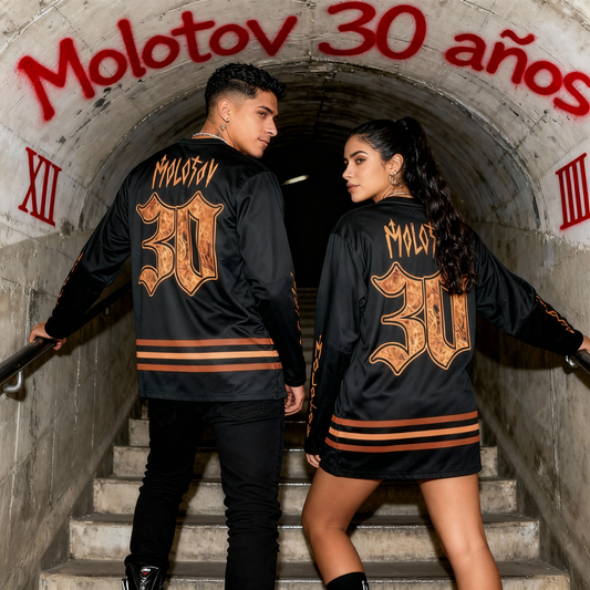 Vista posterior de la jersey de Molotov mostrando el número 30 y el nombre de la banda en tipografía clásica, mercancía oficial de aniversario.