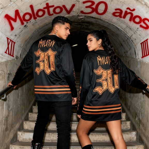 Vista posterior de la jersey de Molotov mostrando el número 30 y el nombre de la banda en tipografía clásica, mercancía oficial de aniversario.