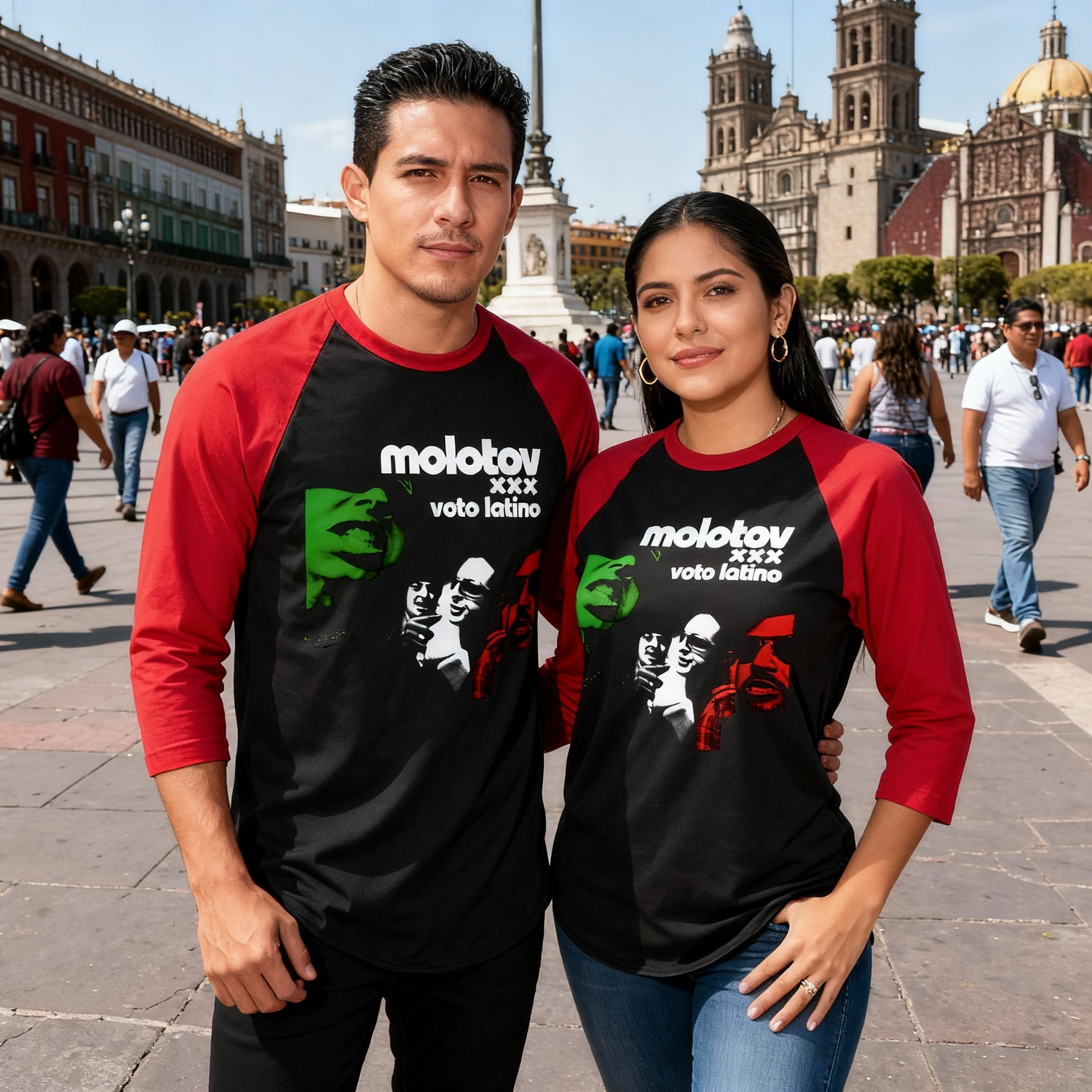 Pareja con la playera oficial Voto Latino de Molotov en el Zócalo de la Ciudad de México; diseño estilo béisbol con mangas rojas y gráfico frontal de aniversario.