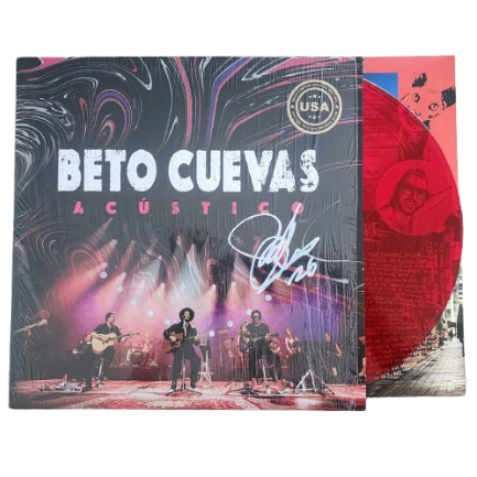 Vista completa del disco de vinilo color rojo y la portada autografiada de la edición especial Acústico de Beto Cuevas.