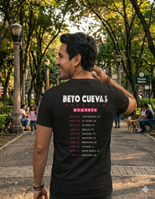 Modelo hombre mostrando el diseño de la espalda con el listado de fechas de la gira de la playera oficial negra de Beto Cuevas Acústico 2026.