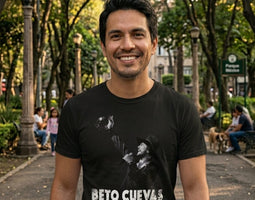 Modelo hombre mostrando la parte delantera y el diseño frontal de la playera oficial negra de Beto Cuevas Acústico 2026.