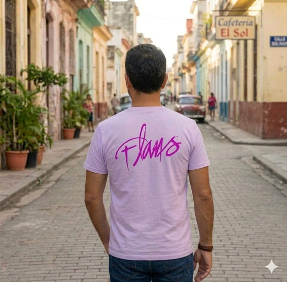 Modelo hombre mostrando la parte trasera y el diseño de la espalda de la playera oficial de Pandora y Flans Tour Estados Unidos 2026 color lila.