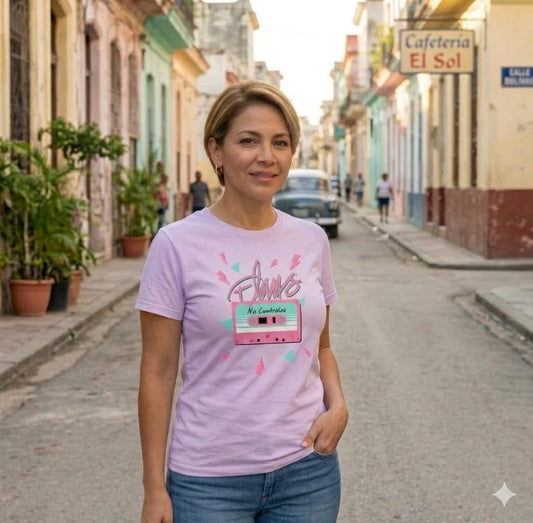 Modelo mujer mostrando la parte delantera y el diseño frontal de la playera oficial lila de Pandora & Flans Tour US 2026.