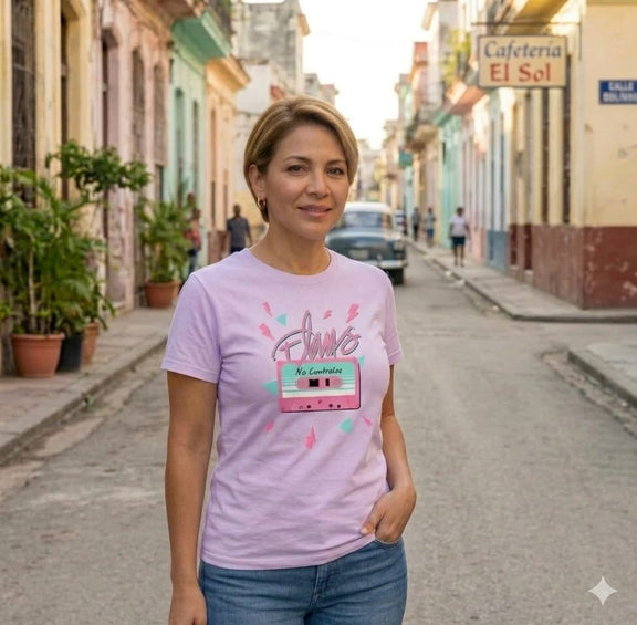Modelo mujer mostrando la parte delantera y el diseño frontal de la playera oficial lila de Pandora & Flans Tour US 2026.