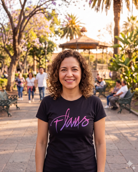 Modelo mujer vistiendo la playera oficial negra de la gira Pandora & Flans Tour US 2026 con estampado en morado y rosa.