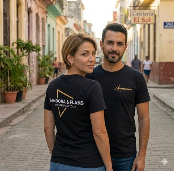 Segunda toma de una pareja modelando la playera oficial negra de la gira de Pandora & Flans por Estados Unidos 2026.