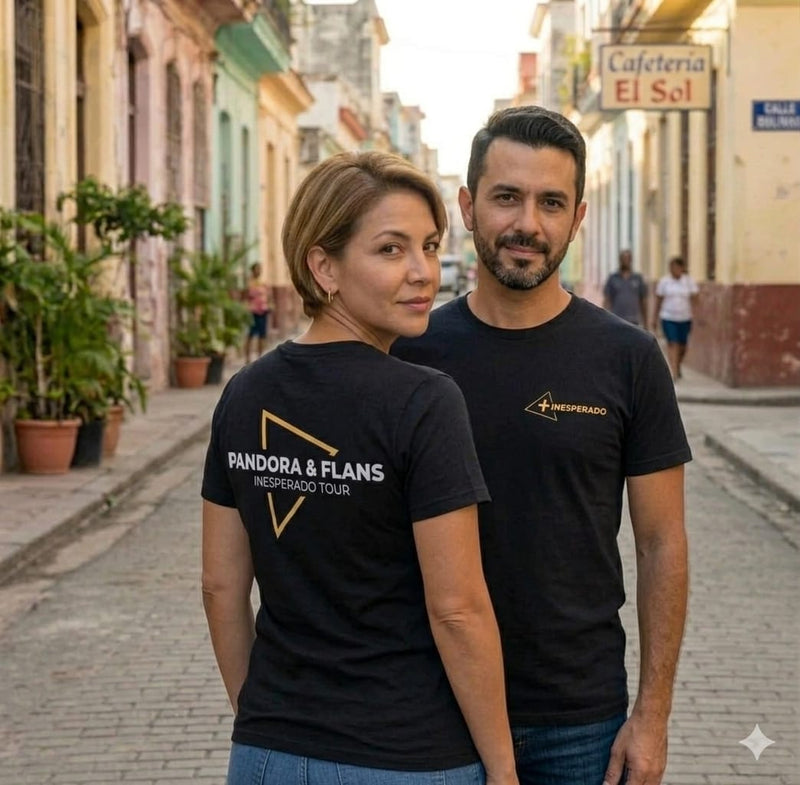 Segunda toma de una pareja modelando la playera oficial negra de la gira de Pandora & Flans por Estados Unidos 2026.