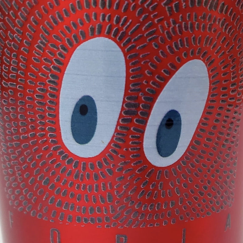 Fotografía en primer plano de la botella de agua de Fobia, detallando la textura del material, el acabado del estampado y el mecanismo de cierre hermético.