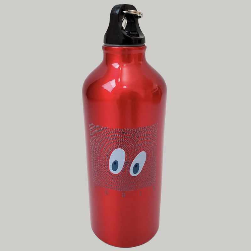 Fotografía completa de la botella de agua oficial de Fobia, mostrando su diseño exterior estructural y el gráfico impreso de la banda.