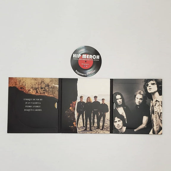 Fotografía del empaque digipak de tres paneles abierto que muestra las imágenes interiores de la banda y textos biográficos impresos.