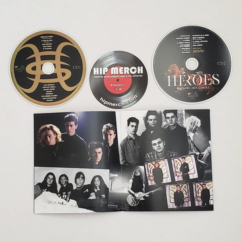Fotografía que muestra los dos discos compactos oficiales impresos y las páginas interiores del libreto con un collage de fotos históricas de la banda.