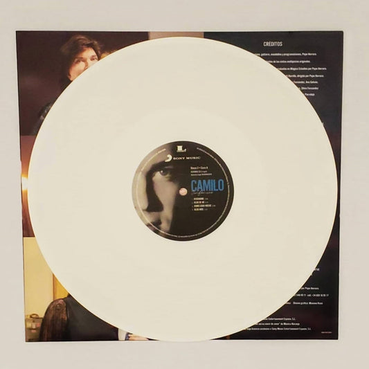 Presentación del set 'Sinfónico' de Camilo Sesto, resaltando el elegante empaque junto a los vinilos blancos.
