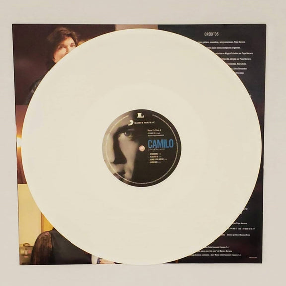 Presentación del set 'Sinfónico' de Camilo Sesto, resaltando el elegante empaque junto a los vinilos blancos.