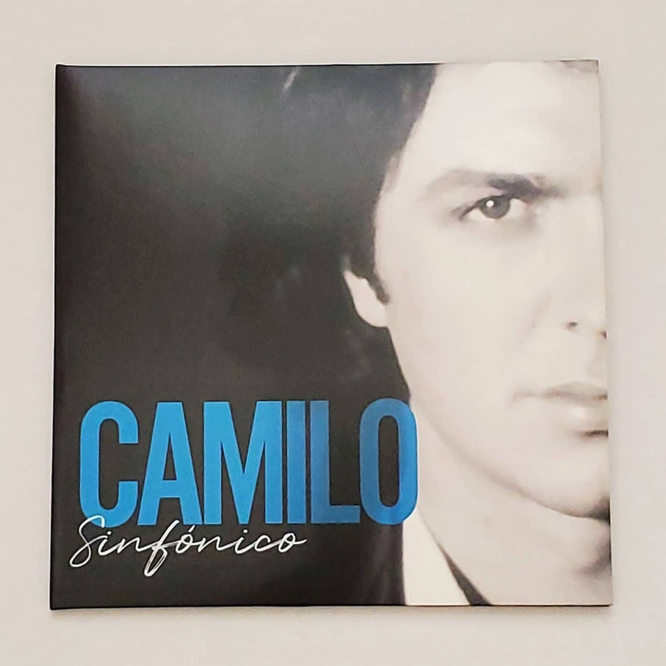 Discos de vinilo en color blanco puro de la edición especial 'Sinfónico' de Camilo Sesto.