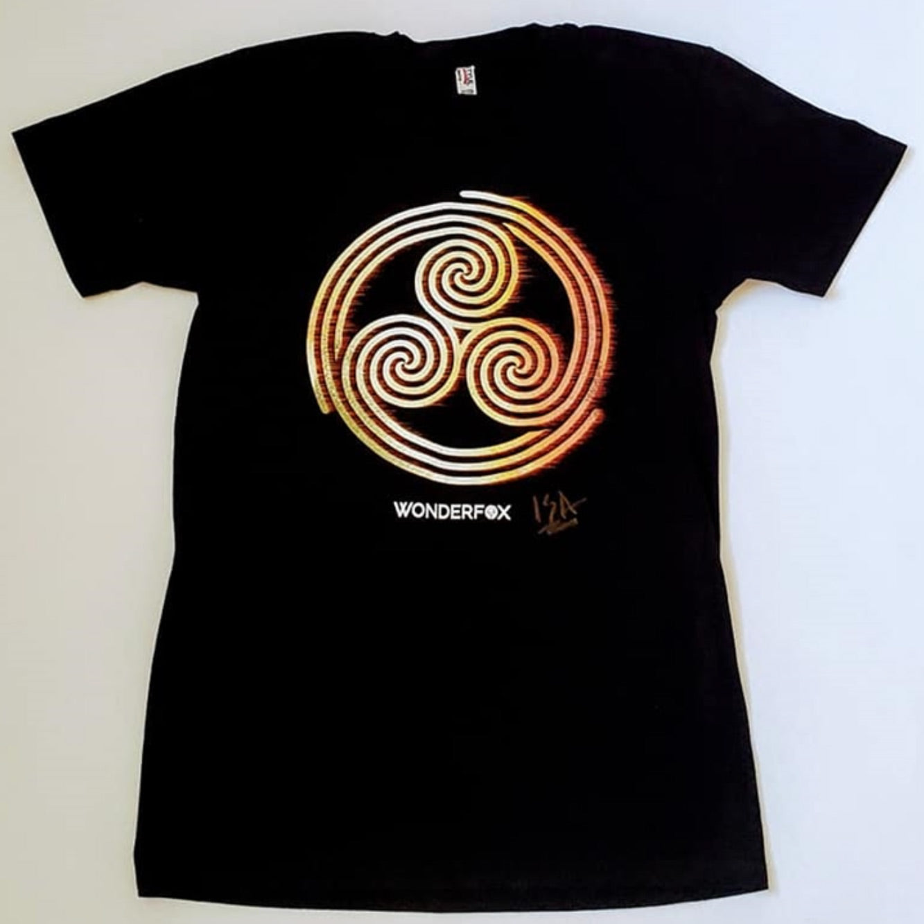 Camiseta negra oficial de Wonderfox con el autógrafo de la banda visible en la parte frontal.