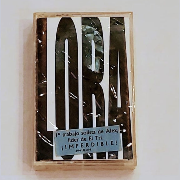 Fotografía en primer plano del cassette original de Alex Lora titulado Lora, Su Lira Y Sus Rolas, mostrando el arte de portada de época y los detalles del cartucho.