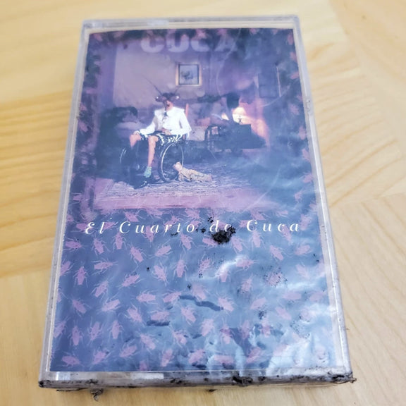 Fotografía del cassette original El Cuarto De Cuca de la banda Cuca, mostrando la portada icónica y el cuerpo plástico del cartucho.