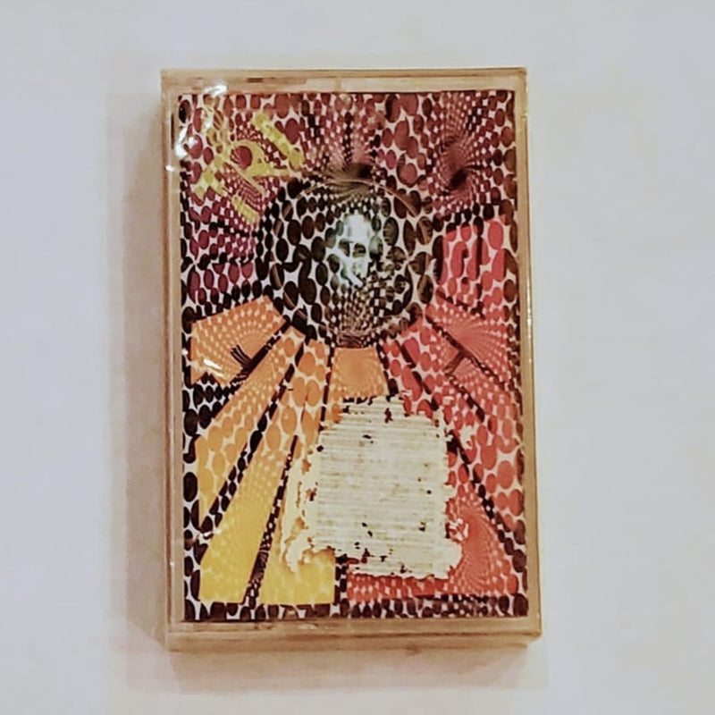 Fotografía en primer plano del cassette original de El Tri titulado Fin De Siglo, mostrando el arte de portada de época y los detalles del cartucho plástico.