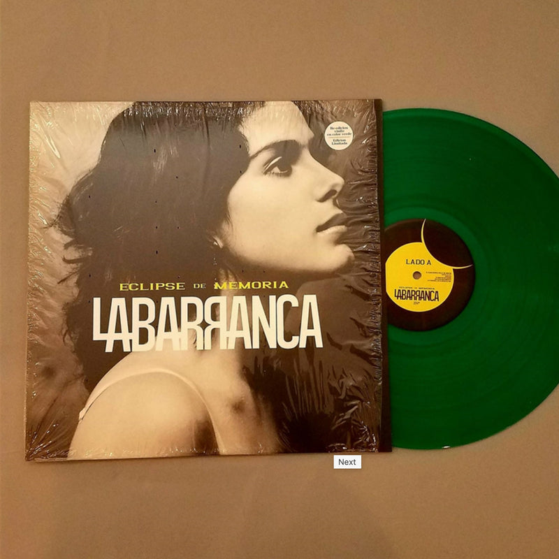 Discos de vinilo en un vibrante color verde de la edición limitada 'Eclipse de Memoria' de La Barranca.