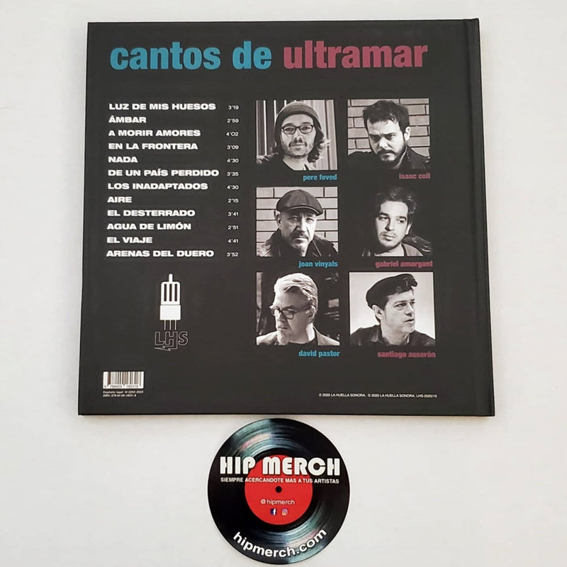 Fotografía de la contraportada del libro-disco de Juan Perro, mostrando las fotos de los integrantes de la banda y la lista de canciones impresas.