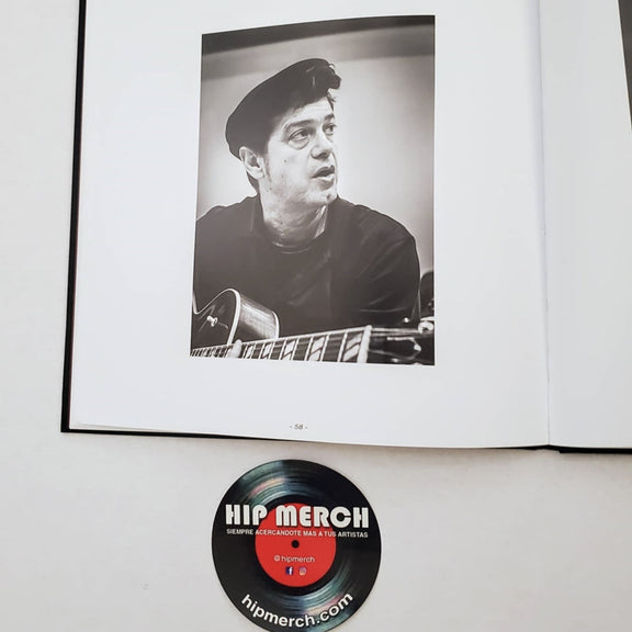 Fotografía del interior del libro que muestra un retrato artístico en blanco y negro de Santiago Auserón tocando la guitarra.