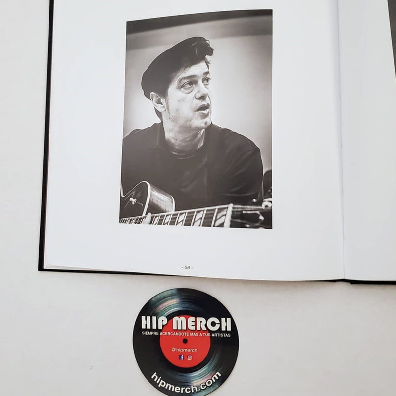 Fotografía del interior del libro que muestra un retrato artístico en blanco y negro de Santiago Auserón tocando la guitarra.