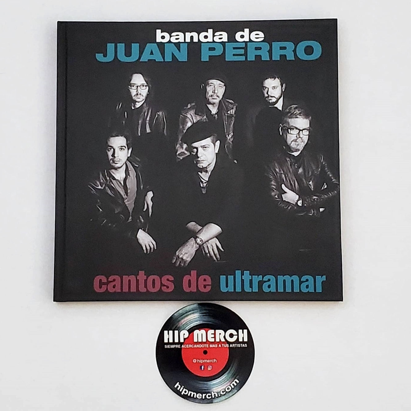 Fotografía de la portada oficial de la edición especial en formato de libro más CD del álbum Cantos De Ultramar de la Banda de Juan Perro.