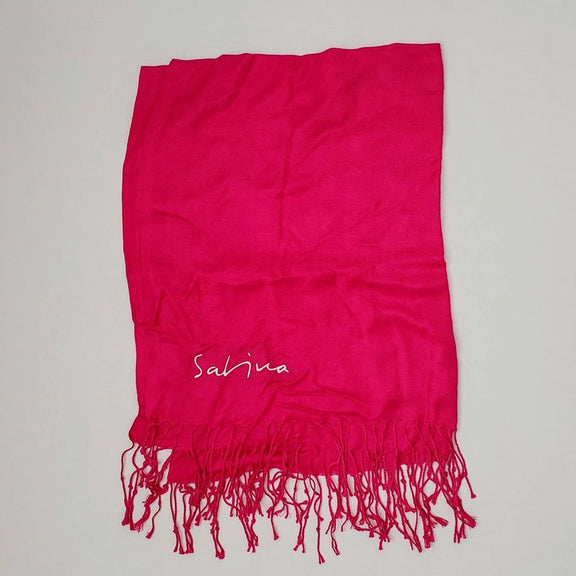 Maqueta digital que muestra la pashmina oficial tipo chal de Joaquín Sabina desplegada, detallando la caída ligera de la tela, los acabados de los bordes y el gráfico impreso de colección.