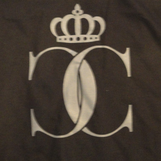 Acercamiento detallado al diseño gráfico de la playera negra de mujer de Cristian Castro, resaltando la calidad de la impresión.