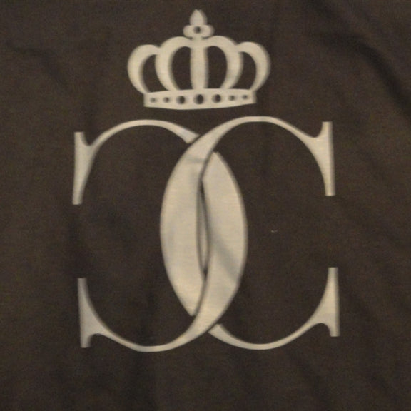 Acercamiento detallado al diseño gráfico de la playera negra de mujer de Cristian Castro, resaltando la calidad de la impresión.