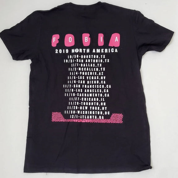 Fotografía de la parte trasera de la playera negra de Fobia, detallando el corte de la espalda, la caída de la tela y las costuras premium de la prenda.