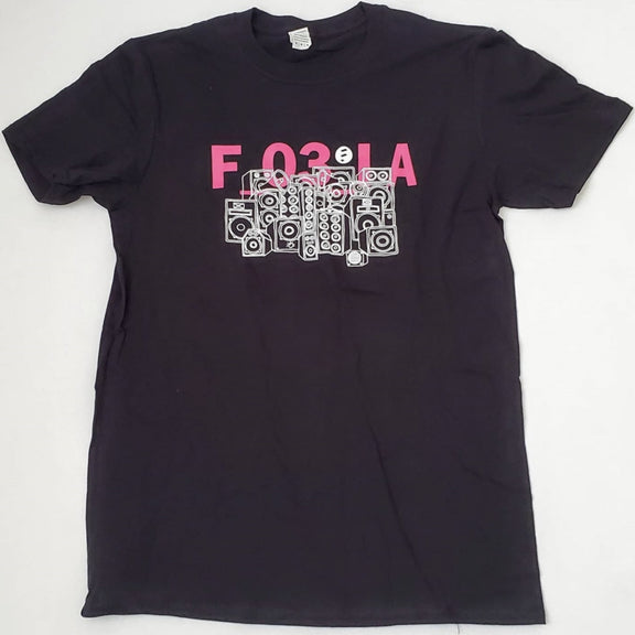 Fotografía de la vista frontal de la playera negra oficial de Fobia, mostrando el diseño textil de cuello redondo con un estampado gráfico alusivo a la banda en el pecho.