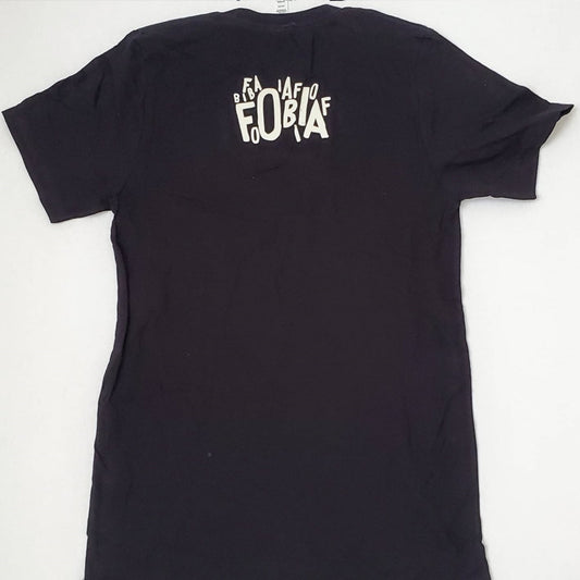 Fotografía de la parte trasera de la playera con logotipo de Fobia, detallando el corte de la espalda, las costuras premium y los acabados oficiales.