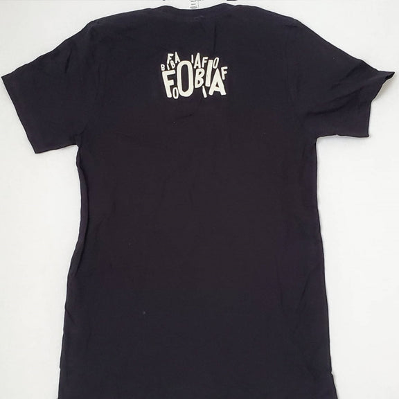 Fotografía de la parte trasera de la playera con logotipo de Fobia, detallando el corte de la espalda, las costuras premium y los acabados oficiales.