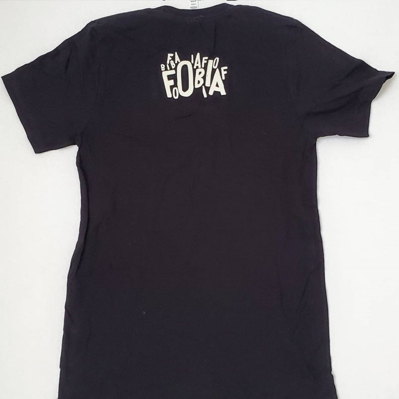 Fotografía de la parte trasera de la playera con logotipo de Fobia, detallando el corte de la espalda, las costuras premium y los acabados oficiales.