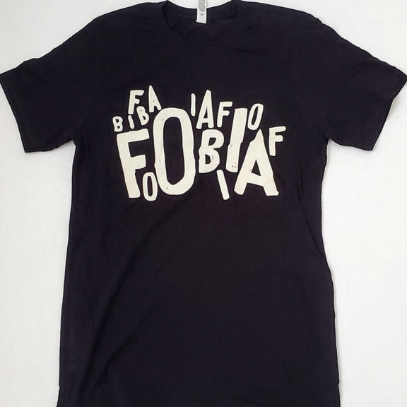 Fotografía de la vista frontal de la playera oficial de Fobia, mostrando el diseño textil con el logotipo clásico de la banda estampado prominentemente en el pecho.