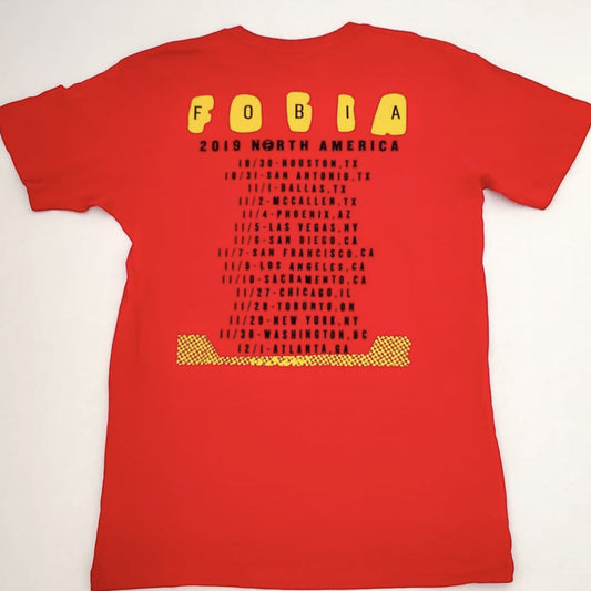Fotografía de la parte trasera de la playera oficial de Fobia, detallando el corte de la espalda, la caída de la tela y las costuras premium de la prenda.