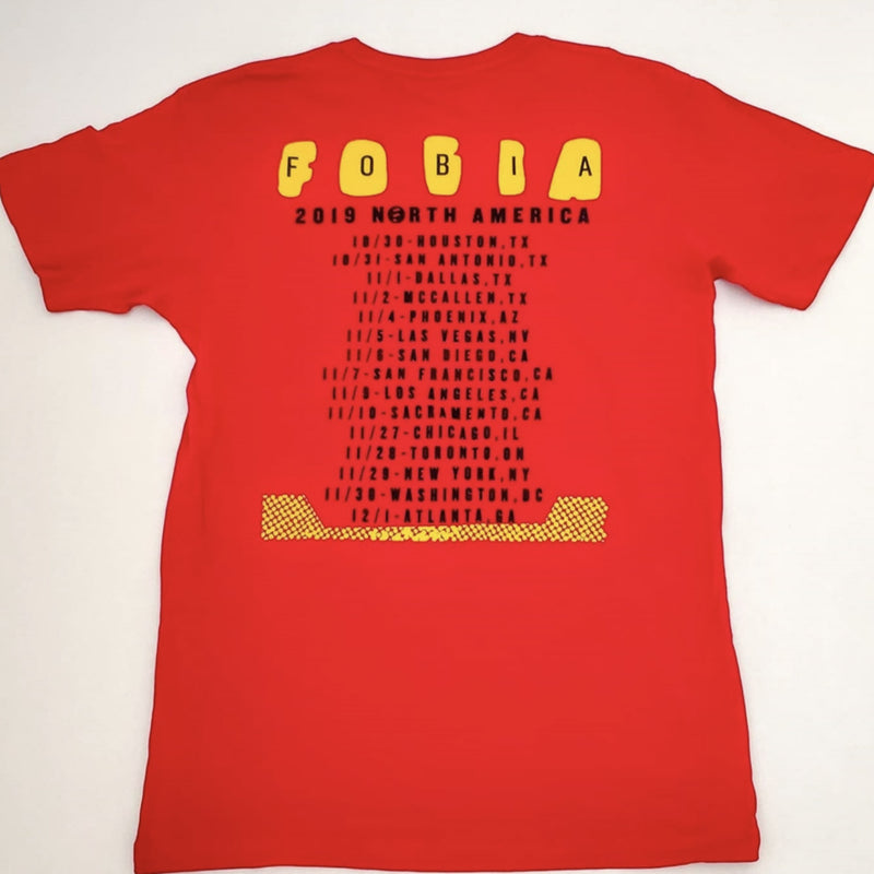 Fotografía de la parte trasera de la playera oficial de Fobia, detallando el corte de la espalda, la caída de la tela y las costuras premium de la prenda.