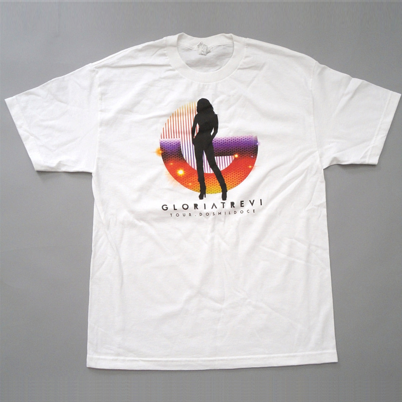 Maqueta digital que muestra la vista frontal de la playera blanca oficial de la gira de Gloria Trevi, detallando el corte de la prenda y el estampado gráfico de colección.