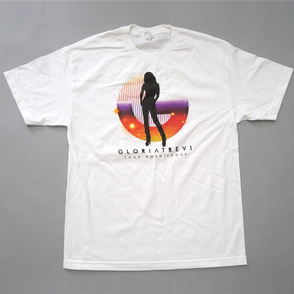 Maqueta digital que muestra la vista frontal de la playera blanca oficial de la gira de Gloria Trevi, detallando el corte de la prenda y el estampado gráfico de colección.