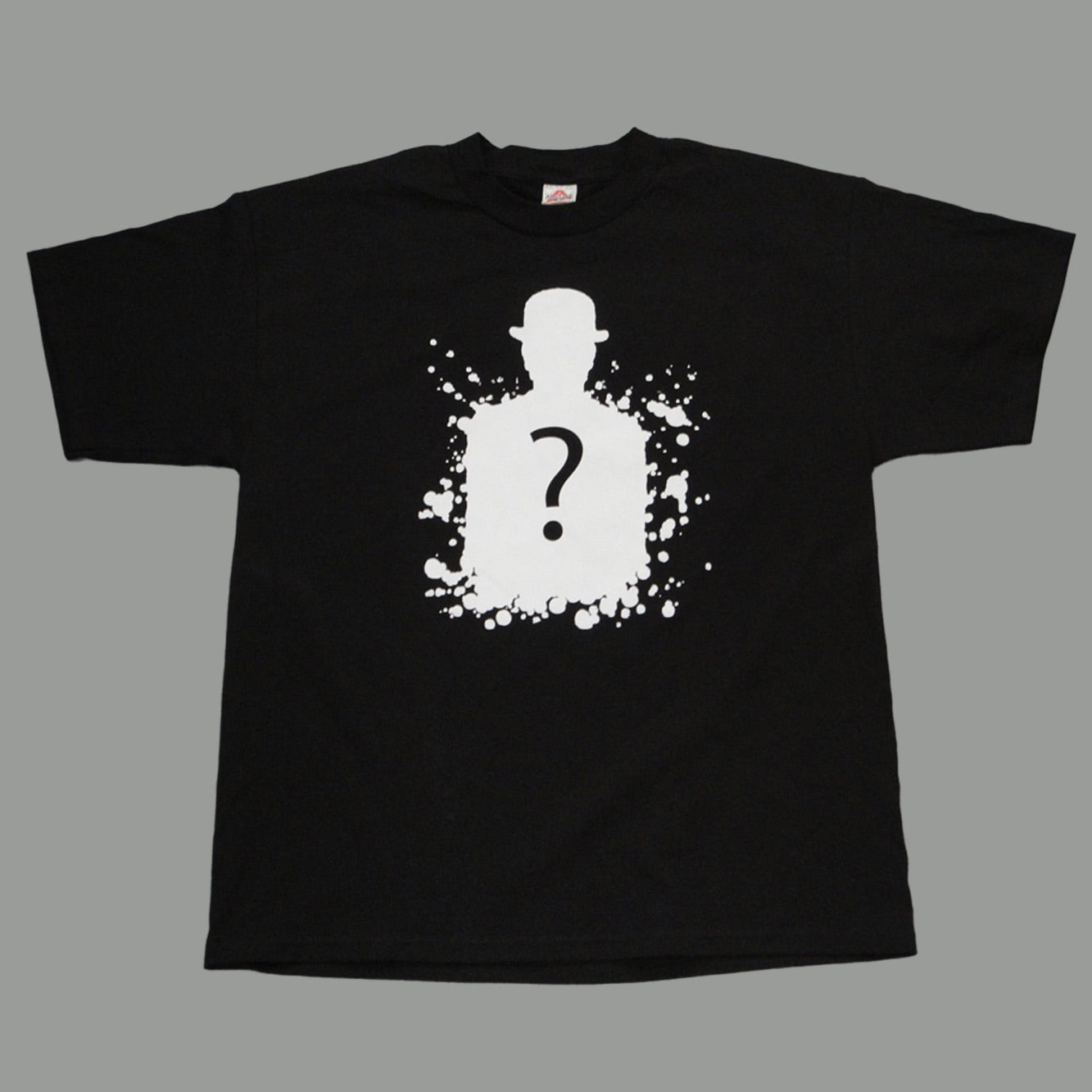 Maqueta digital que muestra el frente de la playera negra oficial de Joaquín Sabina, detallando el corte de las mangas, el cuello redondo y los gráficos impresos de colección.