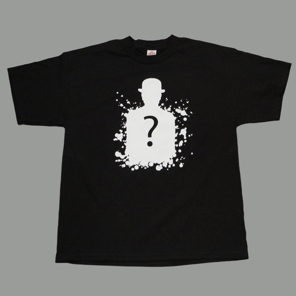 Maqueta digital que muestra el frente de la playera negra oficial de Joaquín Sabina, detallando el corte de las mangas, el cuello redondo y los gráficos impresos de colección.