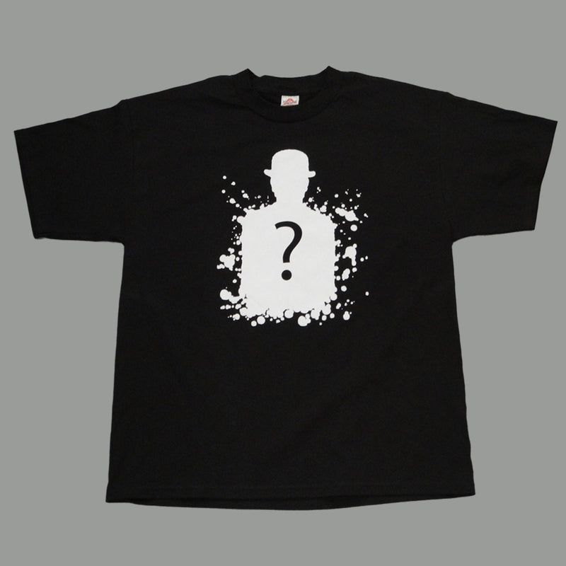 Maqueta digital que muestra el frente de la playera negra oficial de Joaquín Sabina, detallando el corte de las mangas, el cuello redondo y los gráficos impresos de colección.