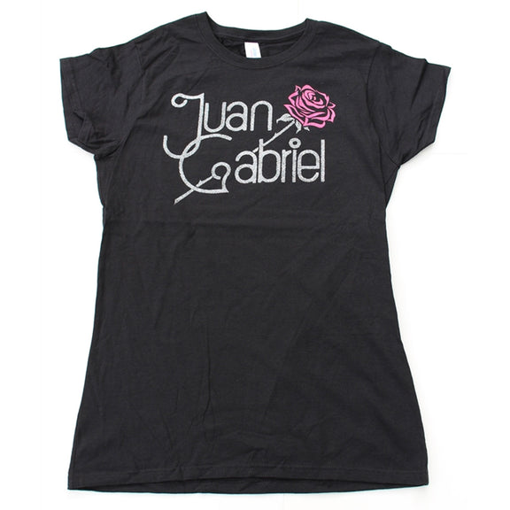 Fotografía de catálogo de la playera negra oficial de Juan Gabriel, mostrando el diseño gráfico impreso de su nombre acompañado por una rosa rosa.